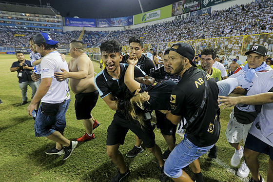 Pi tlaenici na fotbalovém stadionu v Salvadoru pilo v sobotu veer o ivot...