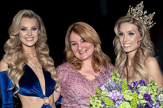 Šperkařka (uprostřed) spolu s Miss Czech Republic 2022 Krystynou Pyszkovou (vlevo) a letošní vítězkou Justýnou Zedníkovou (vpravo)