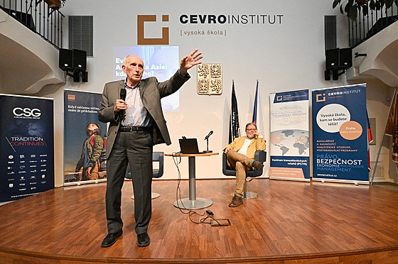 Profesor Václav Smil na přednášce v Cevro Institutu. (22. 5. 2023)