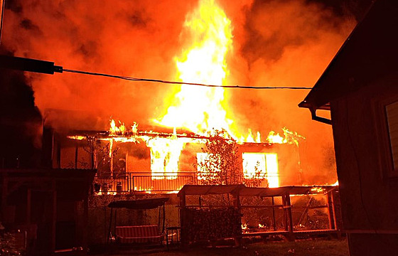Při nočním požáru obytného domu v Salajně se jeden muž popálil a druhý zemřel.