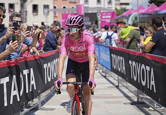 NA STARTU. Brit Geraint Thomas z Ineosu ped zaátkem osmnácté etapy italského...