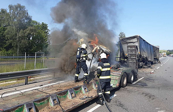 Nehoda dvou kamionů a následný požár na D1 u Vojslavic.