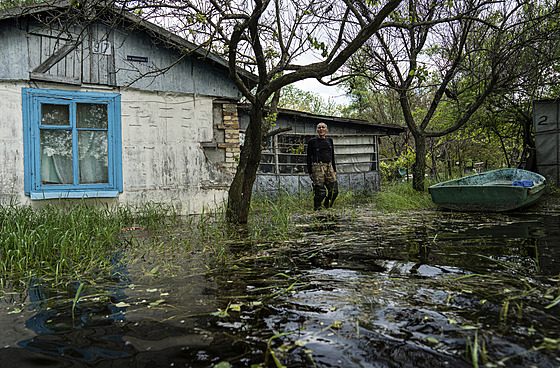 Ihor Medyunov na dvoe svého zatopeného domu na ostrov Kachovské pehrady na...
