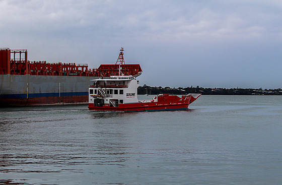 Trajekt spolenosti SeaLink v aucklandském pístavu na Novém Zélandu (16....