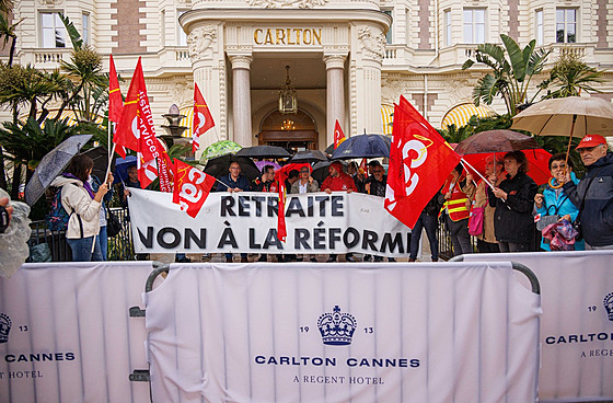 Demonstrace poádaná odborovou organizací CGT ped vchodem do hotelu Carlton na...