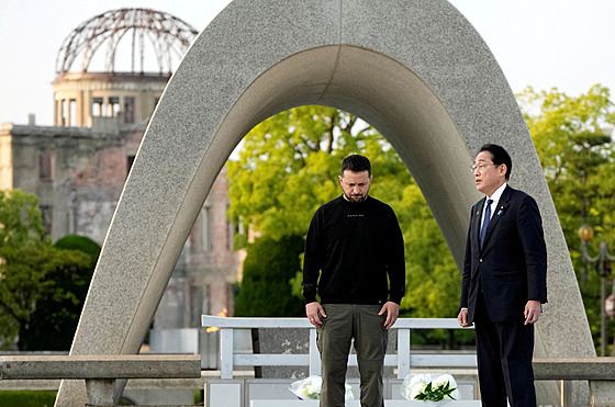 Ukrajinský prezident Volodymyr Zelenskyj a japonský premiér Fumio Kišida u...