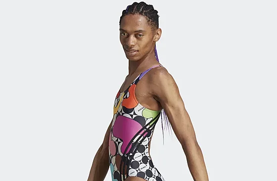 Nová kolekce dámských plavek Adidas podporující meniny z ad LGBTQ+