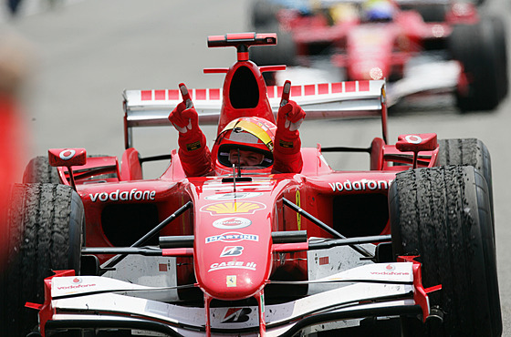 N�mecký pilot Michael Schumacher se raduje z vít�zství na Grand Prix USA v roce...