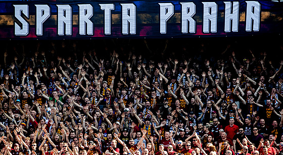 Eufori�tí fanou�ci Sparty podporují svoje sv��ence oslavami ligového titulu.