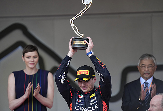 Nizozemský pilot Max Verstappen slaví vítzství na Velké cen Monaka.