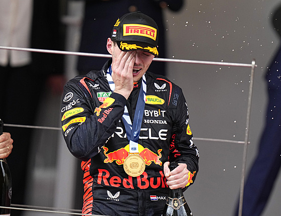 Nizozemský pilot Max Verstappen slaví vítzství na Velké cen Monaka.