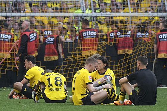 Zklamaní fotbalisté Borussie Dortmund poté, co v posledním kole pili o titul.
