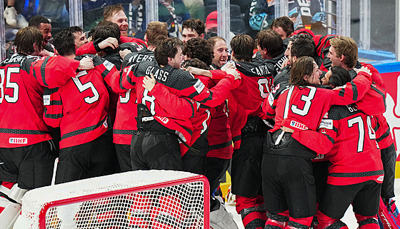 Hokejisté Kanady slaví vítzství na mistrovství svta.