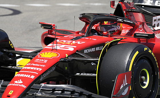 Carlos Sainz z Ferrari v tréninku na Velkou cenu Monaka.