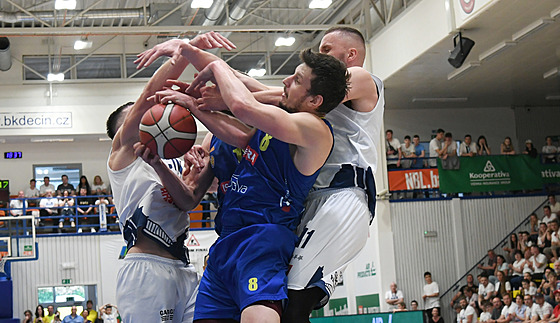 Momentka z prvního finále ligy basketbalist mezi Dínem a Opavou.