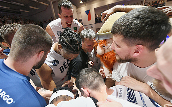 Díntí basketbalisté se radují z postupu do ligového finále.