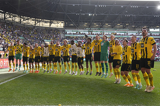 Fotbalisté Dortmundu oslavují výhru nad Augbusrgem, která je posouvá do ela...