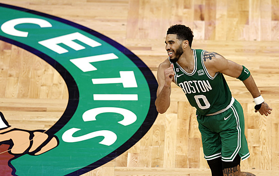 Jayson Tatum z Boston Celtics se vrací do obrany.