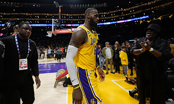 LeBron James u ví, e Los Angeles Lakers koní sezona.
