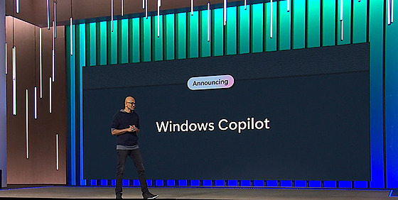 Generální editel Microsoftu Satya Nadella pedstavuje Copilota pro Windows.