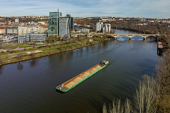 V Praze vyuívají pravideln a ve velkém lodní dopravu jen betonárny Rohanský...