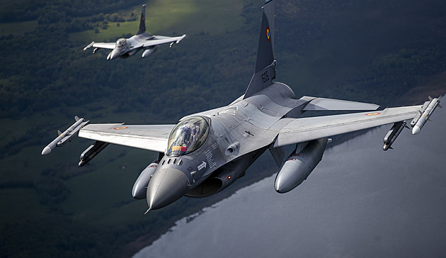 Výhoda pro vleklou válku, potíže s ranvejemi. Co přinesou F-16 Ukrajině