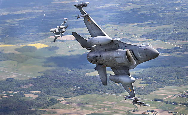 Ukrajině dá stíhačky F-16 třetí země. Bude to Norsko, potvrdil tamní premiér