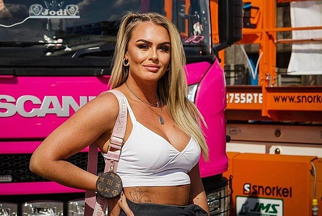 Kráska opustila armádu, aby se stala nejpřitažlivější řidičkou kamionu