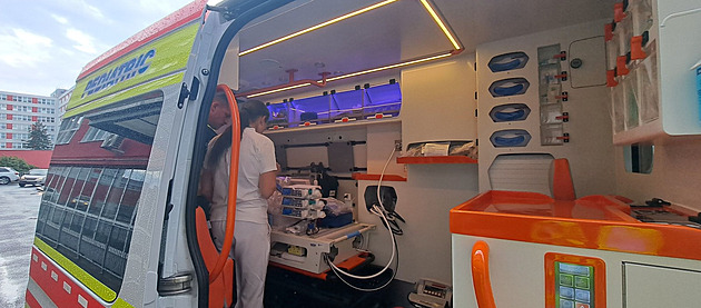 Záchranáři převáželi nemocné novorozeně, díky policii se vyhnuli kolonám