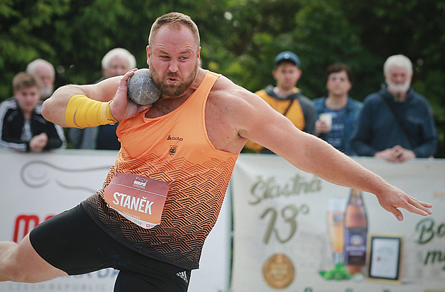 Koulař Staněk vyhrál v Turnově v rekordu mítinku 21,71 metru