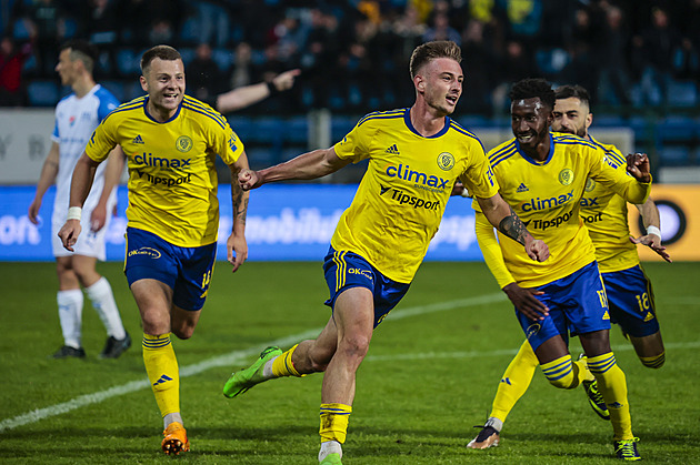 Zlín - Ostrava 2:1, domácí se před plným stadionem odlepili z posledního místa