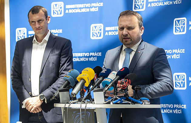 Jurečka představí digitalizaci úřadu. Řeč bude i o rodičovském příspěvku
