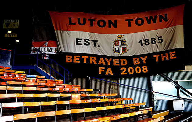 Z absolutního dna zpátky k elitě? Luton s hřištěm mezi domky je blíž než kdy dřív