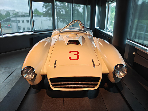 První sovětský supersport postavili v Moskvě, měl obří osmiválec