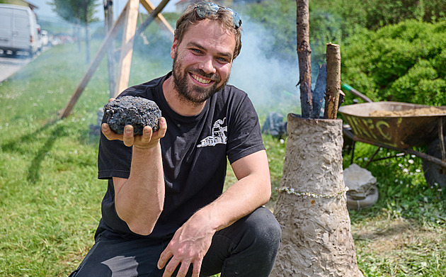 Když to v peci žhne. Nadšenci tavili železo stejně jako před stovkami let