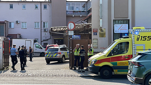 Muž v Holešovicích zůstal zaklíněný pod výtahem, přes pomoc hasičů zemřel