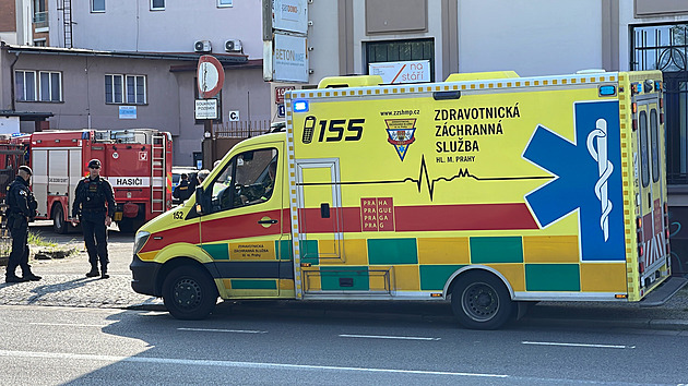 Muž v Holešovicích zůstal zaklíněný pod výtahem, přes pomoc hasičů zemřel