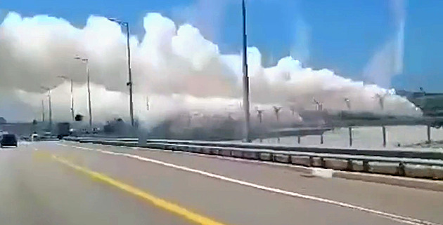 Kouř nad Kerčským mostem, Rusové ho na pár hodin zavřeli. Hlásí i útok na loď