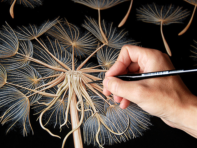 Maluje květiny v dokonalých detailech. Žádané jsou makovice, líčí malířka