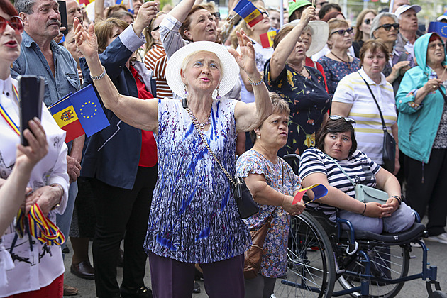 Krok od Ruska? Moldavsko si těsnou většinou odhlasovalo referendum o EU