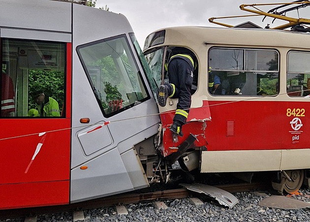 Pod Branickým mostem se srazily dvě tramvaje, několik lidí se zranilo
