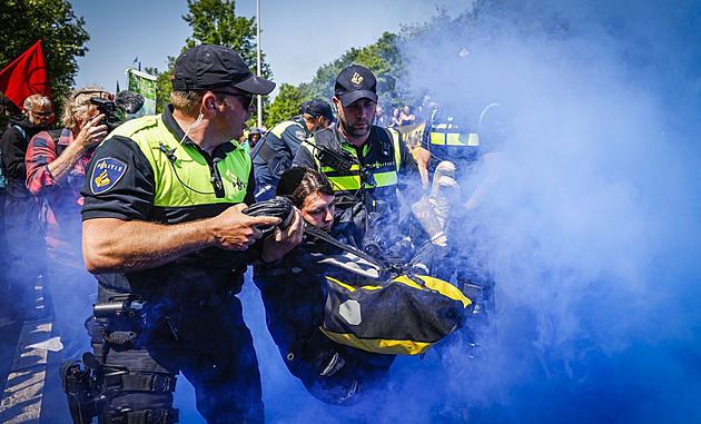 Aktivisté se lepili k dálnici v Haagu. Policie je vystříkala vodními děly