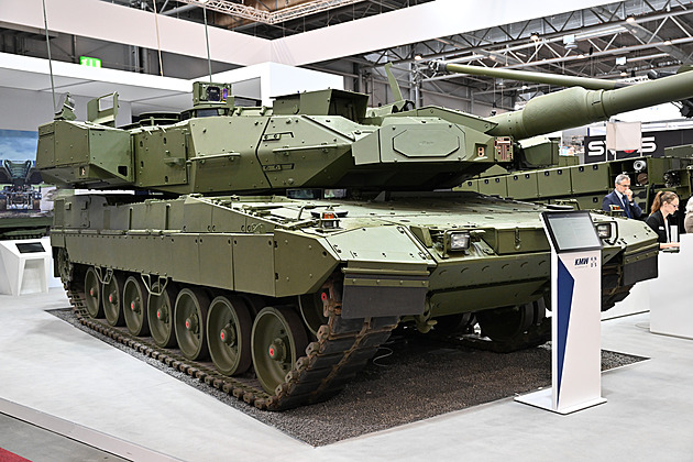 Česko podepsalo nákup 44 tanků Leopard. Napravujeme vlastní dluh, řekla Černochová