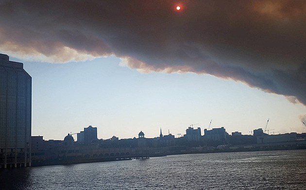 V kanadském Halifaxu hoří lesy. Město zahalil kouř a hlásí stav nouze