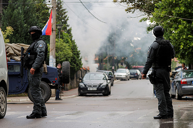 Srbsko uvedlo armádu do pohotovosti. Střety v Kosovu kritizují i USA