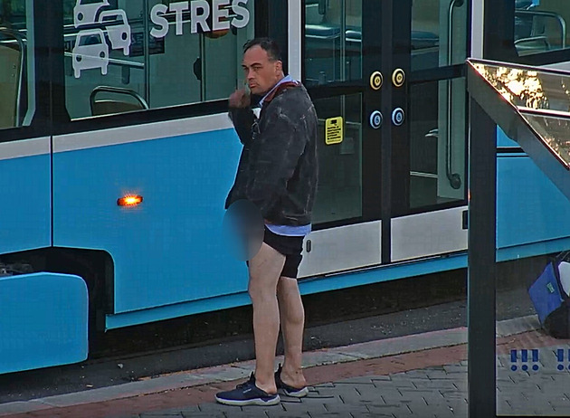 Kamera zaznamenala muže, který se na tramvajové zastávce Vřesinská v...