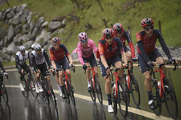 ONLINE: Kopce a zase kopce. Giro pokračuje patnáctou etapou. Kdo zvítězí?