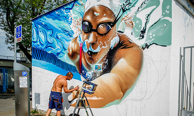 Umělec Dobs nechal vyplavat z trafostanice u budějovického bazénu závodnici