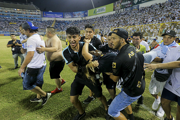 Smrtelná tlačenice. Na fotbalovém stadionu v Salvadoru zemřelo devět lidí
