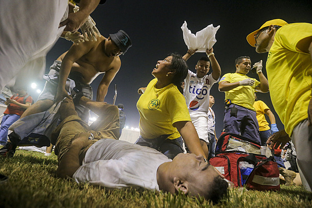 Fotbalová liga v Salvadoru se po tragédii s 12 mrtvými dohrávat nebude
